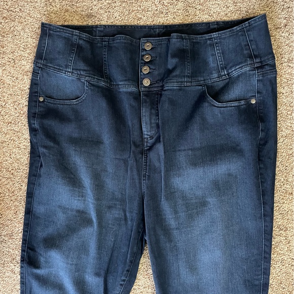 Torrid Women Jeans US 18 R - 4 Button Skinny Leg Dark Wash Plus Size - Picture 3 of 9